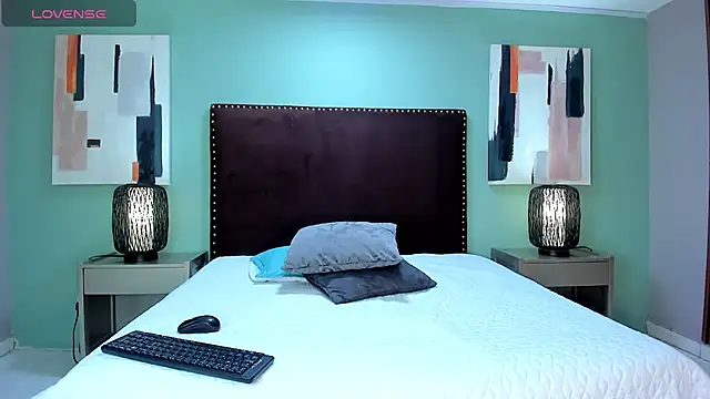 Nahiajhonson  online show from February 2025 12:14:02 PM