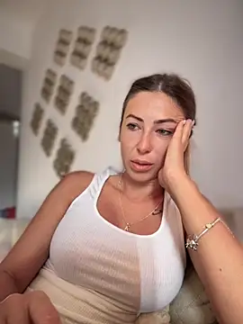 Snapshot of RaquelleDevon chatting on September 2025 05:29:01 AM RaquelleDevon online show from September 2025 05:29:01 AM