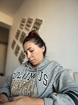 Snapshot of RaquelleDevon chatting on October 2025 02:10:01 PM RaquelleDevon online show from October 2025 02:10:01 PM