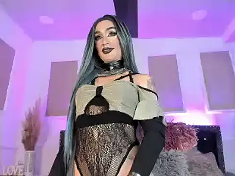 Snapshot of queen_satin chatting on December 2024 12:13:02 PM queen satin online show from December 2024 12:13:02 PM