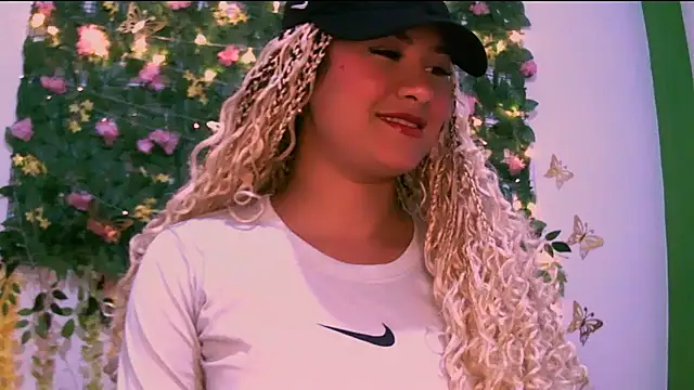 Snapshot of Crysrus chatting on November 2025 12:09:02 AM Crysrus online show from November 2025 12:09:02 AM