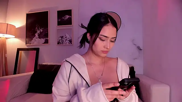 lara madisson online show from March 2026 04:47:01 AM