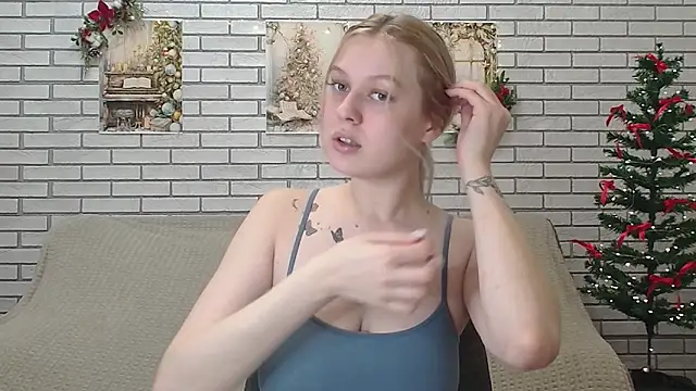 Snapshot of EmiliaDuchess chatting on December 2024 08:34:02 AM EmiliaDuchess online show from December 2024 08:34:02 AM