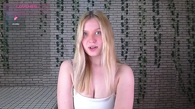 Snapshot of EmiliaDuchess chatting on October 2025 11:42:01 AM EmiliaDuchess online show from October 2025 11:42:01 AM