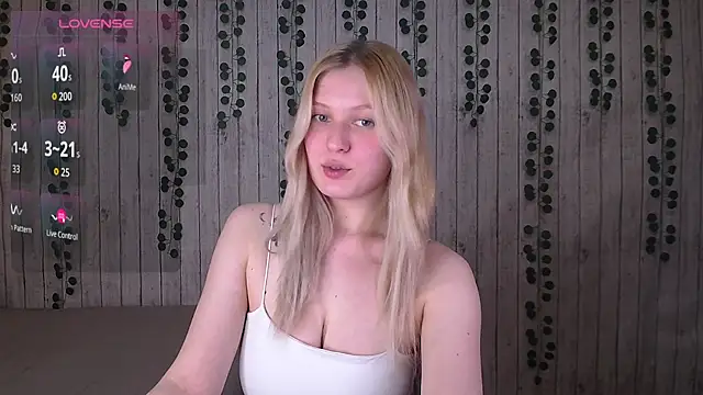 Snapshot of EmiliaDuchess chatting on November 2025 02:39:01 PM EmiliaDuchess online show from November 2025 02:39:01 PM