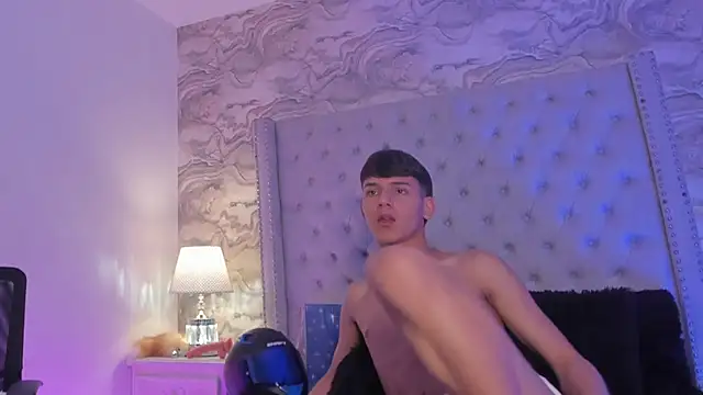 Snapshot of Kev_jenner chatting on December 2024 10:37:01 PM Kev jenner online show from December 2024 10:37:01 PM