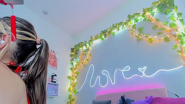 Snapshot of YouliteSllut2 chatting on December 2024 04:31:02 AM YouliteSllut2 online show from December 2024 04:31:02 AM