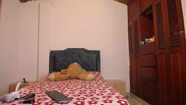 sofiamature01 online show from October 2025 04:28:01 PM