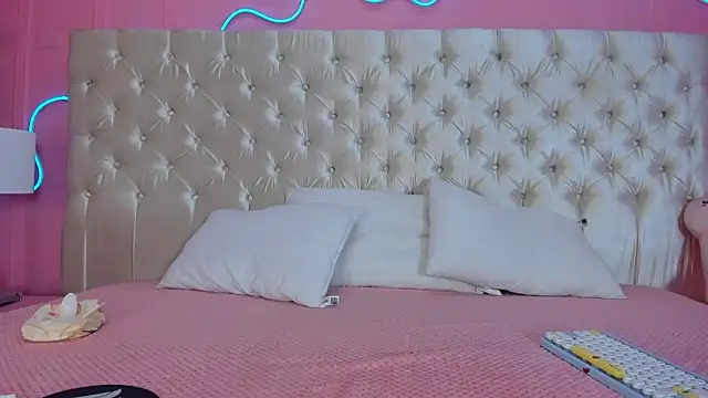 Julieta Cortes   online show from February 2026 12:11:01 PM