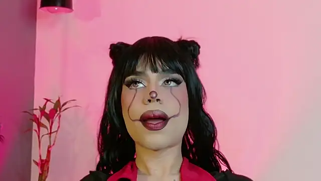 Snapshot of LucyGiraldo chatting on November 2025 01:18:02 AM LucyGiraldo online show from November 2025 01:18:02 AM