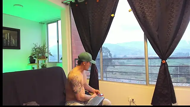 Snapshot of MARCELOANDLUCIAN chatting on November 2025 10:30:02 PM MARCELOANDLUCIAN online show from November 2025 10:30:02 PM