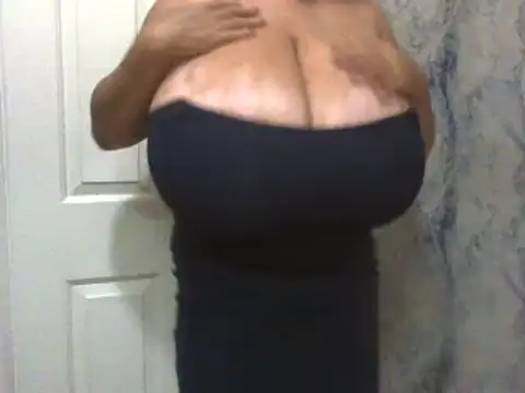 Snapshot of RoxiRedXXX chatting on April 2026 08:32:01 PM RoxiRedXXX online show from April 2026 08:32:01 PM