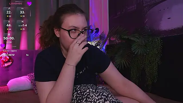 Snapshot of Mia__Peach chatting on December 2024 01:13:01 AM Mia Peach online show from December 2024 01:13:01 AM