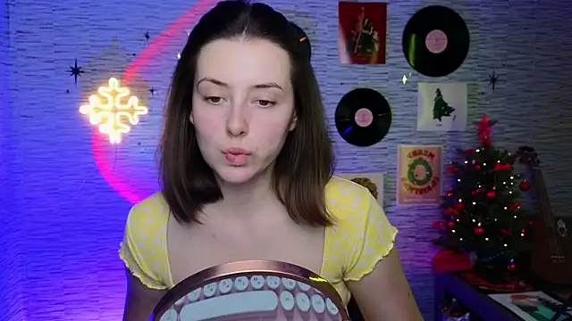 Snapshot of GloriaElmer chatting on December 2024 02:28:01 PM GloriaElmer online show from December 2024 02:28:01 PM