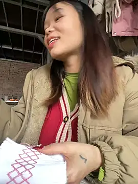 Snapshot of Laura8910 chatting on February 2025 07:28:01 AM Laura8910 online show from February 2025 07:28:01 AM