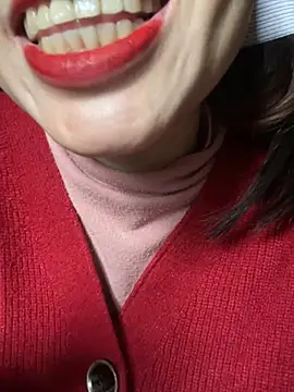 Snapshot of Laura8910 chatting on February 2025 07:09:02 AM Laura8910 online show from February 2025 07:09:02 AM