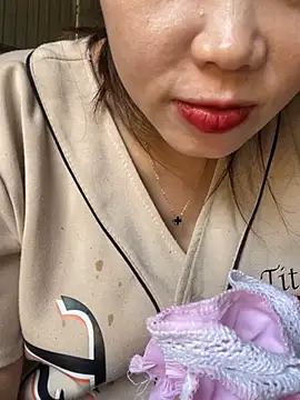 Snapshot of Laura8910 chatting on March 2025 08:43:01 AM Laura8910 online show from March 2025 08:43:01 AM