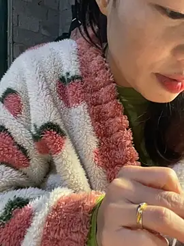 Snapshot of Laura8910 chatting on March 2025 08:34:02 AM Laura8910 online show from March 2025 08:34:02 AM