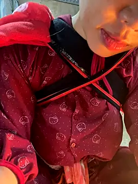 Snapshot of Laura8910 chatting on November 2025 12:43:02 AM Laura8910 online show from November 2025 12:43:02 AM