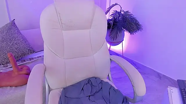 Snapshot of Mariapettit chatting on March 2025 12:37:02 PM Mariapettit online show from March 2025 12:37:02 PM