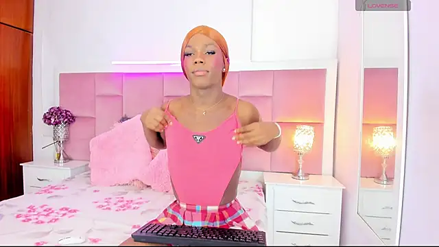 Snapshot of DaphneLloyd chatting on December 2024 08:22:01 PM DaphneLloyd online show from December 2024 08:22:01 PM