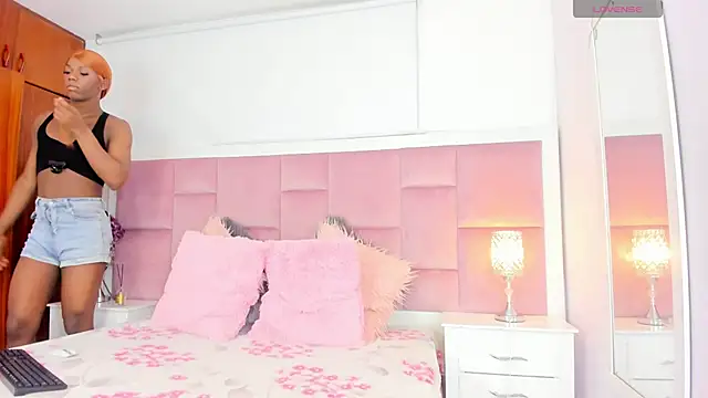 Snapshot of DaphneLloyd chatting on December 2024 08:01:02 PM DaphneLloyd online show from December 2024 08:01:02 PM