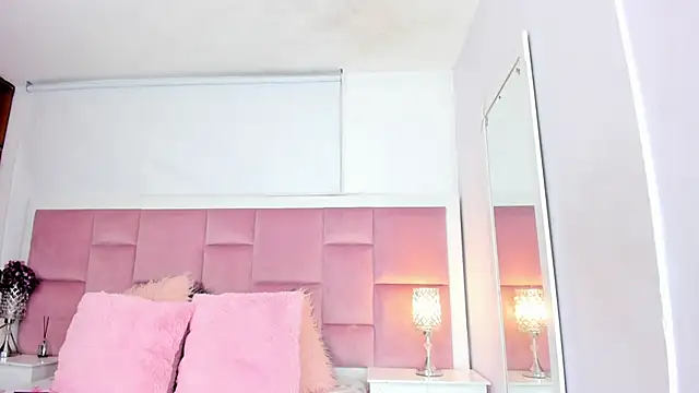 Snapshot of DaphneLloyd chatting on December 2024 08:44:02 PM DaphneLloyd online show from December 2024 08:44:02 PM