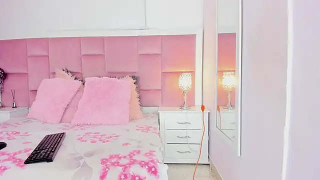 Snapshot of DaphneLloyd chatting on December 2024 08:32:01 PM DaphneLloyd online show from December 2024 08:32:01 PM