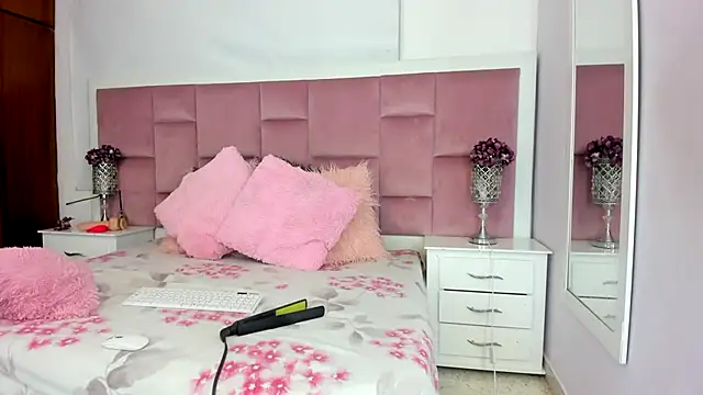 Snapshot of DaphneLloyd chatting on January 2025 07:43:01 PM DaphneLloyd online show from January 2025 07:43:01 PM