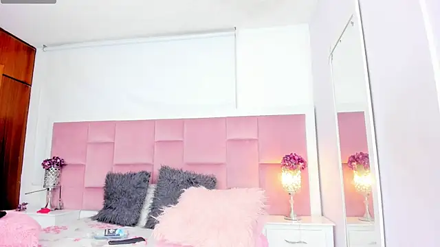 Snapshot of DaphneLloyd chatting on January 2025 01:48:01 AM DaphneLloyd online show from January 2025 01:48:01 AM