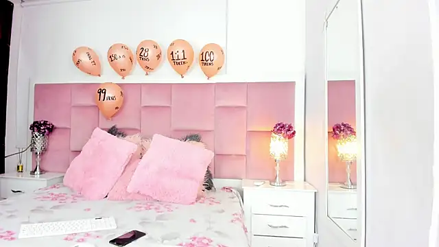 Snapshot of DaphneLloyd chatting on January 2025 07:56:02 PM DaphneLloyd online show from January 2025 07:56:02 PM