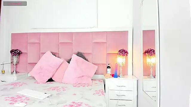 Snapshot of DaphneLloyd chatting on January 2025 08:12:01 PM DaphneLloyd online show from January 2025 08:12:01 PM