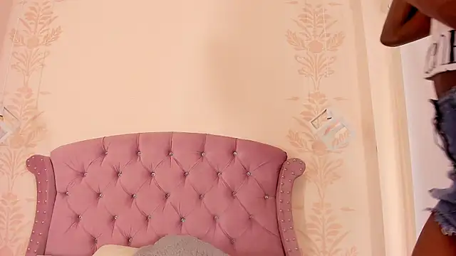 Snapshot of DaphneLloyd chatting on September 2025 08:02:02 PM DaphneLloyd online show from September 2025 08:02:02 PM