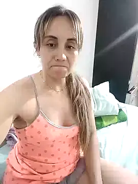 Snapshot of Isabel23zr chatting on January 2025 04:39:02 AM Isabel23zr online show from January 2025 04:39:02 AM