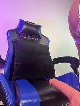 Snapshot of MarielQueenx chatting on December 2025 04:54:01 AM MarielQueenx online show from December 2025 04:54:01 AM