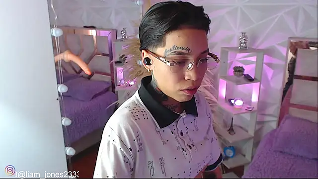 Jonesliam23 online show from October 2025 07:13:02 PM