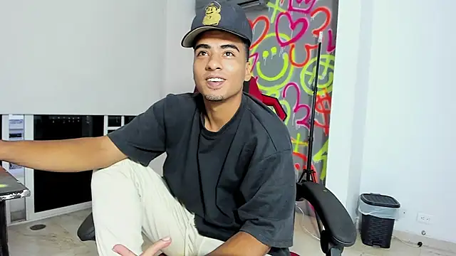 Snapshot of ANGEL_NICOLAS chatting on December 2025 11:01:02 PM ANGEL NICOLAS online show from December 2025 11:01:02 PM