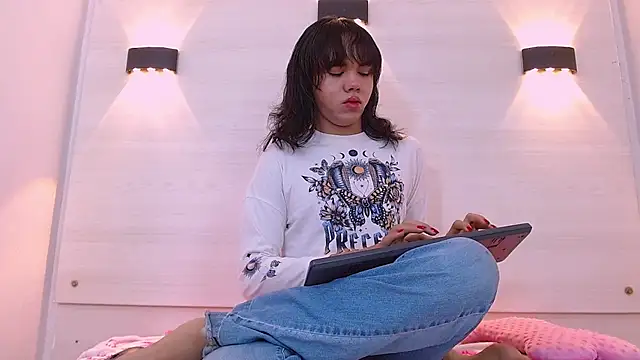 Snapshot of AndreaGil_ chatting on November 2025 10:48:01 AM AndreaGil online show from November 2025 10:48:01 AM