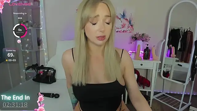 Snapshot of MissLisaX chatting on September 2025 11:04:02 AM MissLisaX online show from September 2025 11:04:02 AM