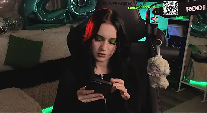 KiraLiLime online show from December 2025 07:21:01 PM