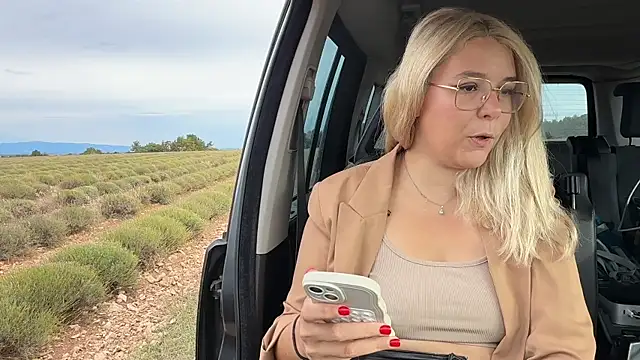 EmyLana online show from September 2025 07:41:01 AM