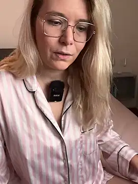 EmyLana online show from February 2026 06:22:01 AM