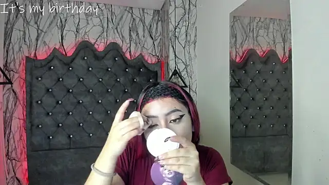 Snapshot of larissa01_ chatting on January 2025 02:53:02 AM larissa01 online show from January 2025 02:53:02 AM