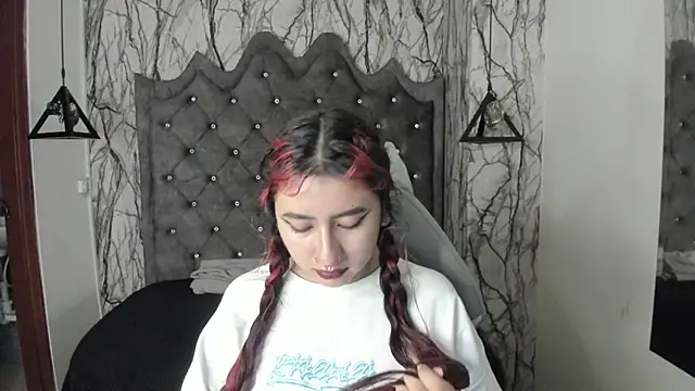 Snapshot of larissa01_ chatting on March 2025 03:21:02 AM larissa01 online show from March 2025 03:21:02 AM