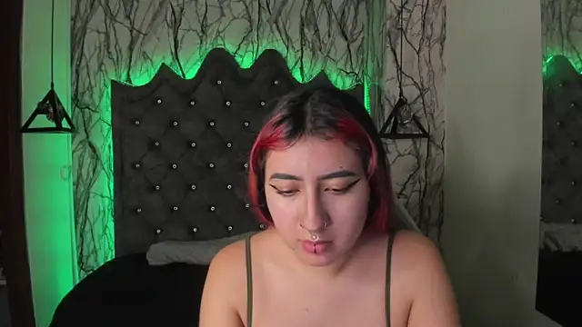 Snapshot of larissa01_ chatting on March 2025 03:08:02 AM larissa01 online show from March 2025 03:08:02 AM