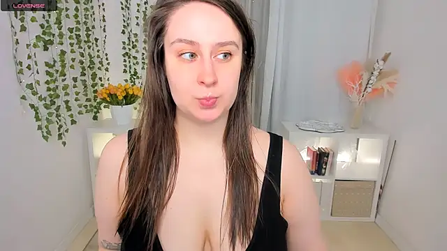 Snapshot of Lattea chatting on May 2026 08:12:02 AM Lattea online show from May 2026 08:12:02 AM