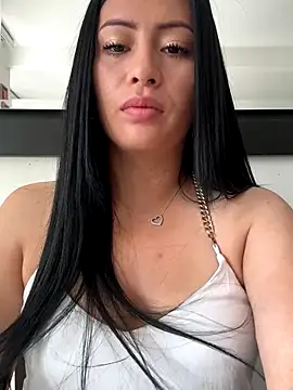 Sara luna  online show from November 2025 01:32:01 PM