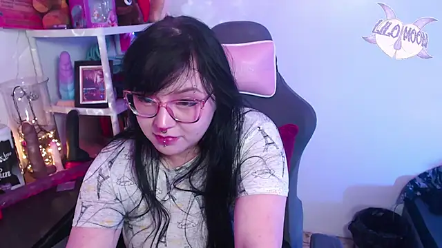 Snapshot of LiloMoon69 chatting on January 2025 06:31:02 AM LiloMoon69 online show from January 2025 06:31:02 AM