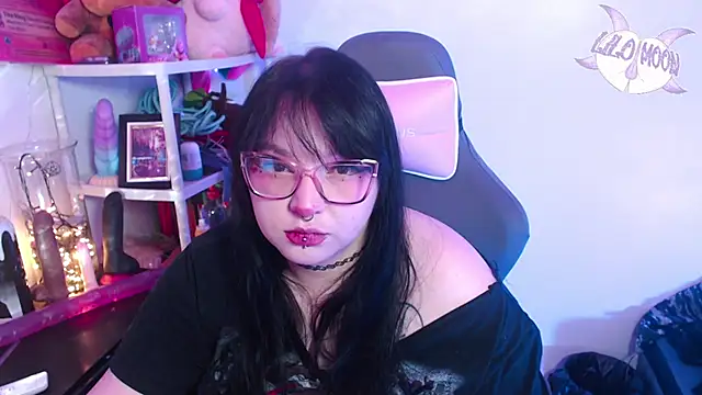 Snapshot of LiloMoon69 chatting on January 2025 04:00:01 AM LiloMoon69 online show from January 2025 04:00:01 AM