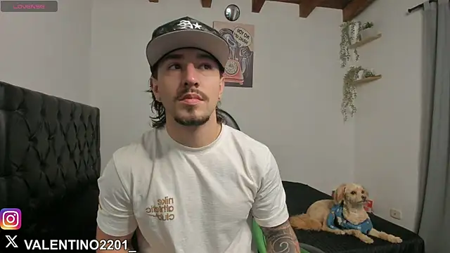 Snapshot of Valentino_Xander chatting on October 2025 10:07:02 PM Valentino Xander online show from October 2025 10:07:02 PM